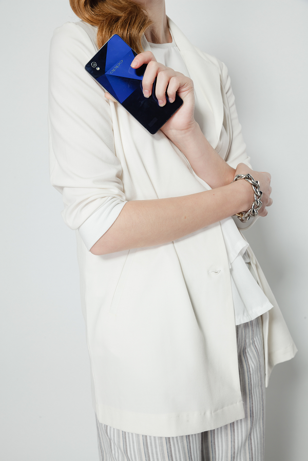 Ngoài ra, bạn gái cũng có thể kết hợp với áo blazer và giày lười để có vẻ ngoài thật thoải mái mà vẫn sành điệu.