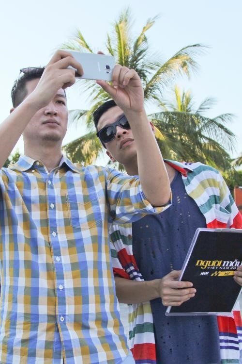 Trong phần thử thách này, giám khảo Samuel Hoàng không dùng đến máy chụp ảnh chuyên nghiệp.