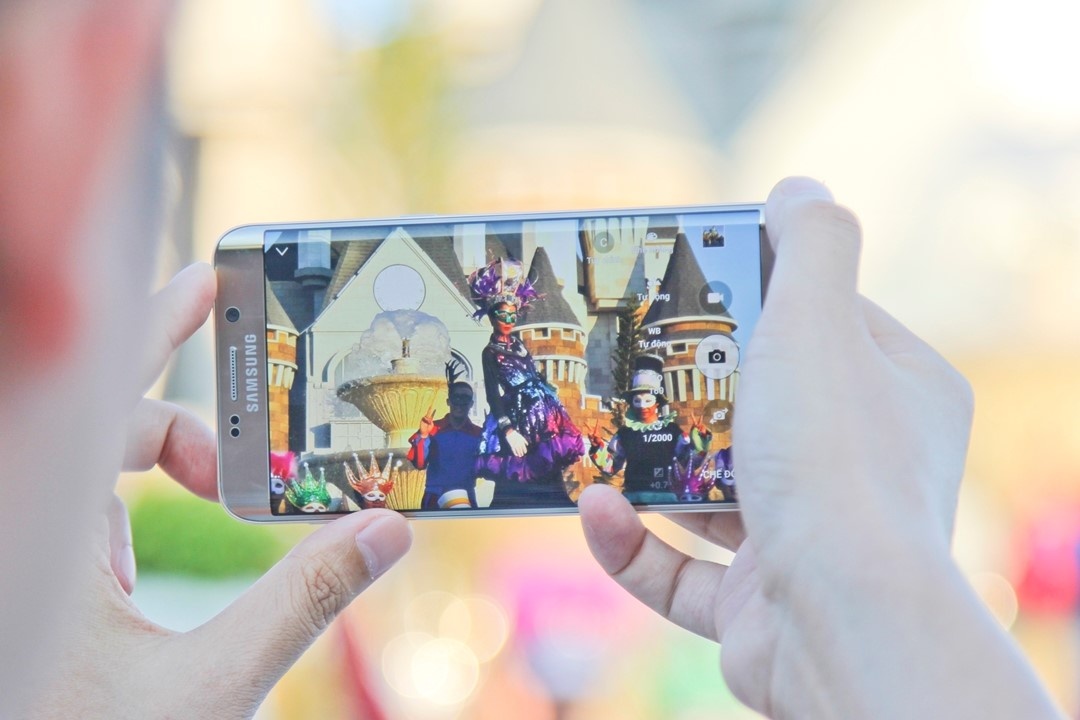 Anh sử dụng smartphone Samsung Galaxy S6 edge+ để chụp hình. Chiếc điện thoại này có khả năng bắt nét các chuyển động một cách chính xác.