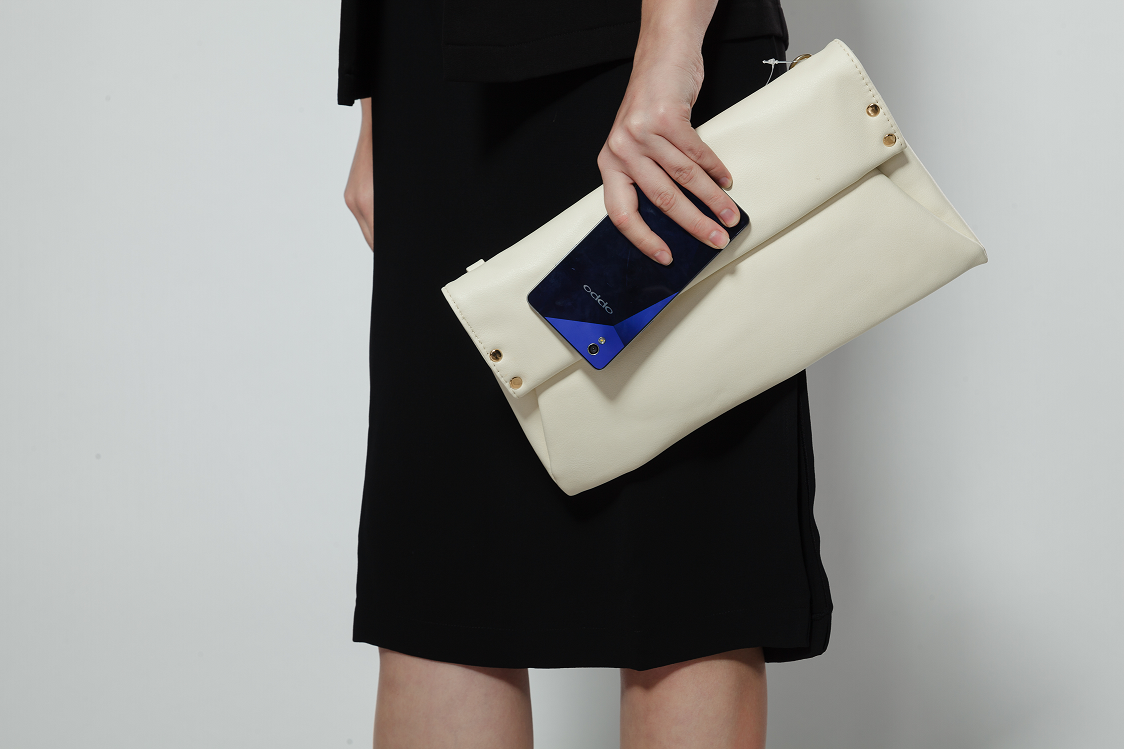 Vào buổi tối, chỉ cần kết hợp chiếc váy cùng trang sức nổi bật, chiếc clutch cầu kỳ và đôi giày ánh kim lấp lánh, bạn đã đủ tỏa sáng cho mọi bữa tiệc.