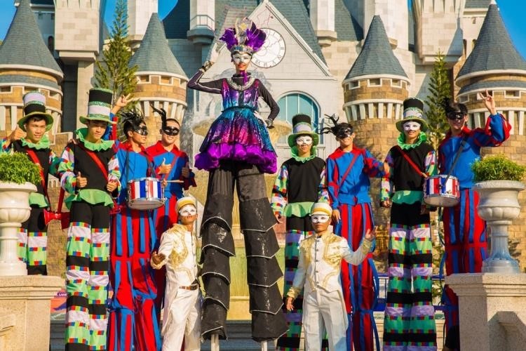 Không phụ kỳ vọng của giám khảo Thanh Hằng, cô gái 1,9 m Hồng Xuân đã bứt phá ấn tượng và trở thành người chiến thắng trong thử thách hóa thân thành nghệ sĩ biểu diễn Carnival.