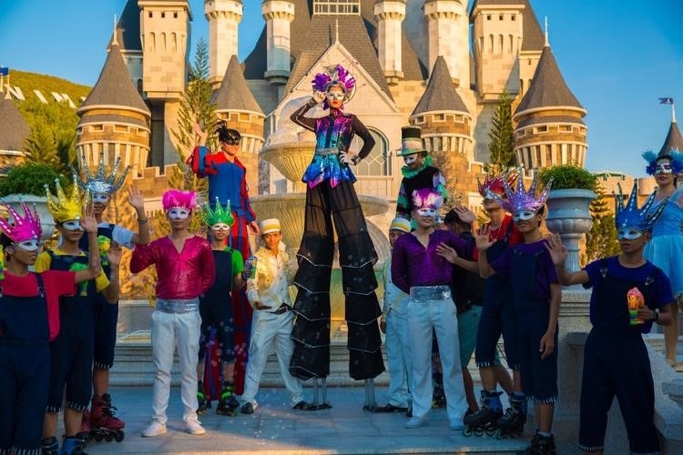 VNTM: Thi sinh doi dau thu thach tao dang truoc smartphone hinh anh