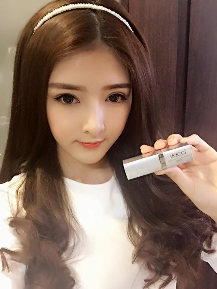 Màu môi của son lì rất tươi, tự nhiên và lâu phai.