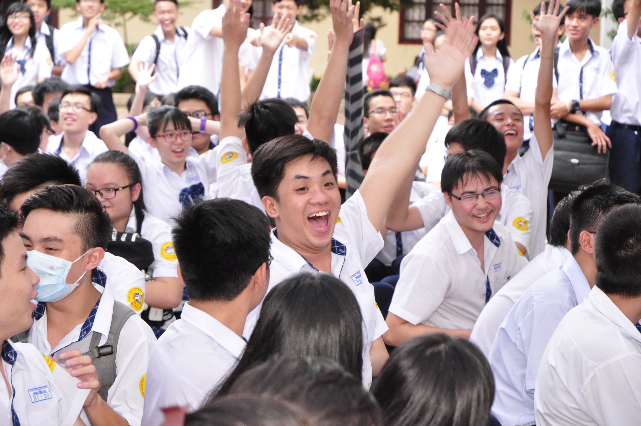 Hoc sinh TP HCM chay het minh trong le hoi chao don nam hoc hinh anh