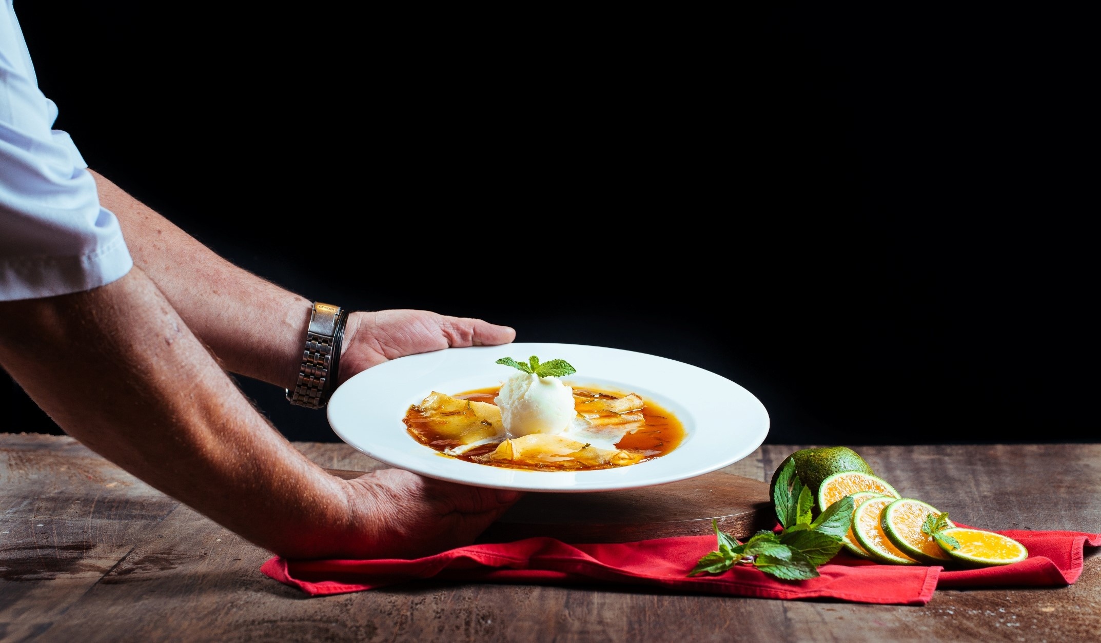 Crêpes Suzette - sự hoà quyện ngọt ngào của bánh crepe với kem, sốt cam và rượu cognac.