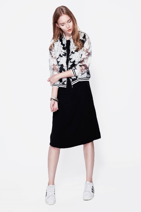 Đầm đen là một item không thể thiếu trong tủ đồ của mọi cô gái. Mặc chiếc đầm linh động này với cáo khoác bomber họa tiết và một đôi giày thể thao, bạn sẽ có vẻ ngoài năng động và cá tính.