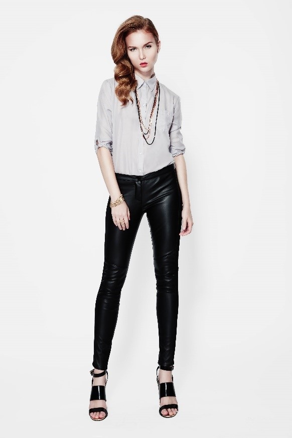 Trông bạn sẽ thật cá tính với quần da bó sát và đôi giày cao gót quyến rũ.