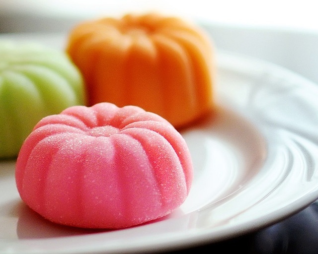 Bánh trung thu tuyết là loại bánh ăn lạnh. Khi mua về, người dùng để trong tủ lạnh để bánh đông cứng lại, lúc ăn sẽ rã đông và dùng kèm với trà.