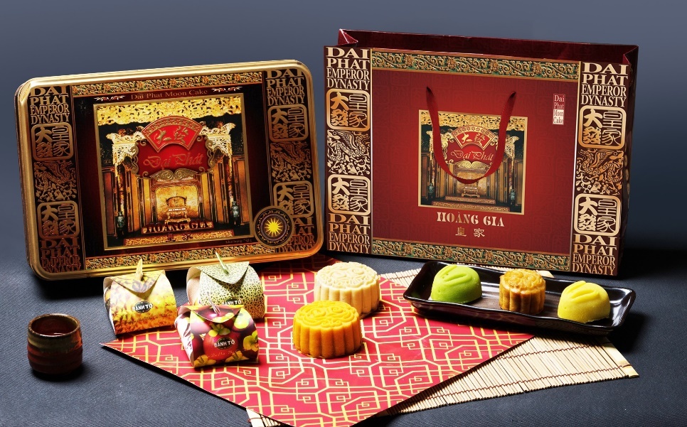 Bên cạnh dòng bánh lạ, các loại bánh trung thu truyền thống như bánh nướng, bánh dẻo cũng được làm mới, hộp bánh đa dạng với tông màu và hoa văn sang trọng, trang nhã.