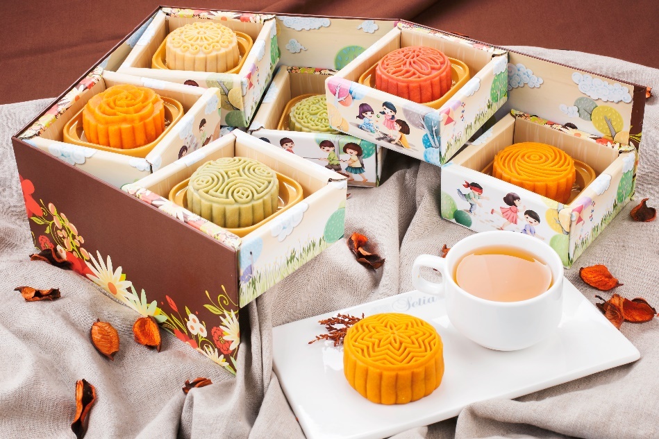 Một số hộp bánh trang trí bằng những hình ảnh dân gian ngộ nghĩnh, mang đến kí ức về một mùa trung thu tuổi thơ với trăng vàng, chú cuội.