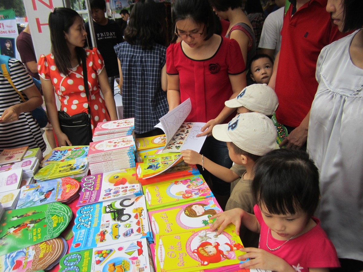 Chon sach lam qua trung thu cho tre theo lua tuoi hinh anh