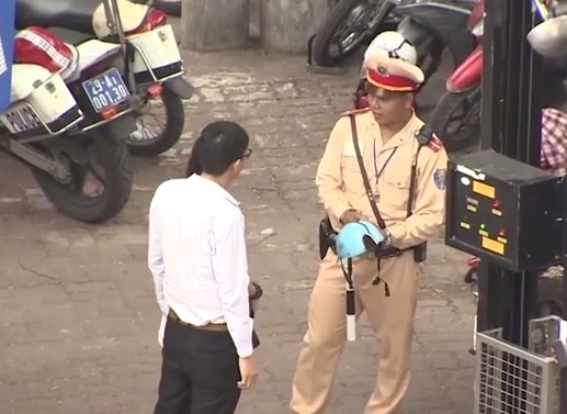 Clip nguoi dan bi dap vo mu bao hiem gay chu y hinh anh