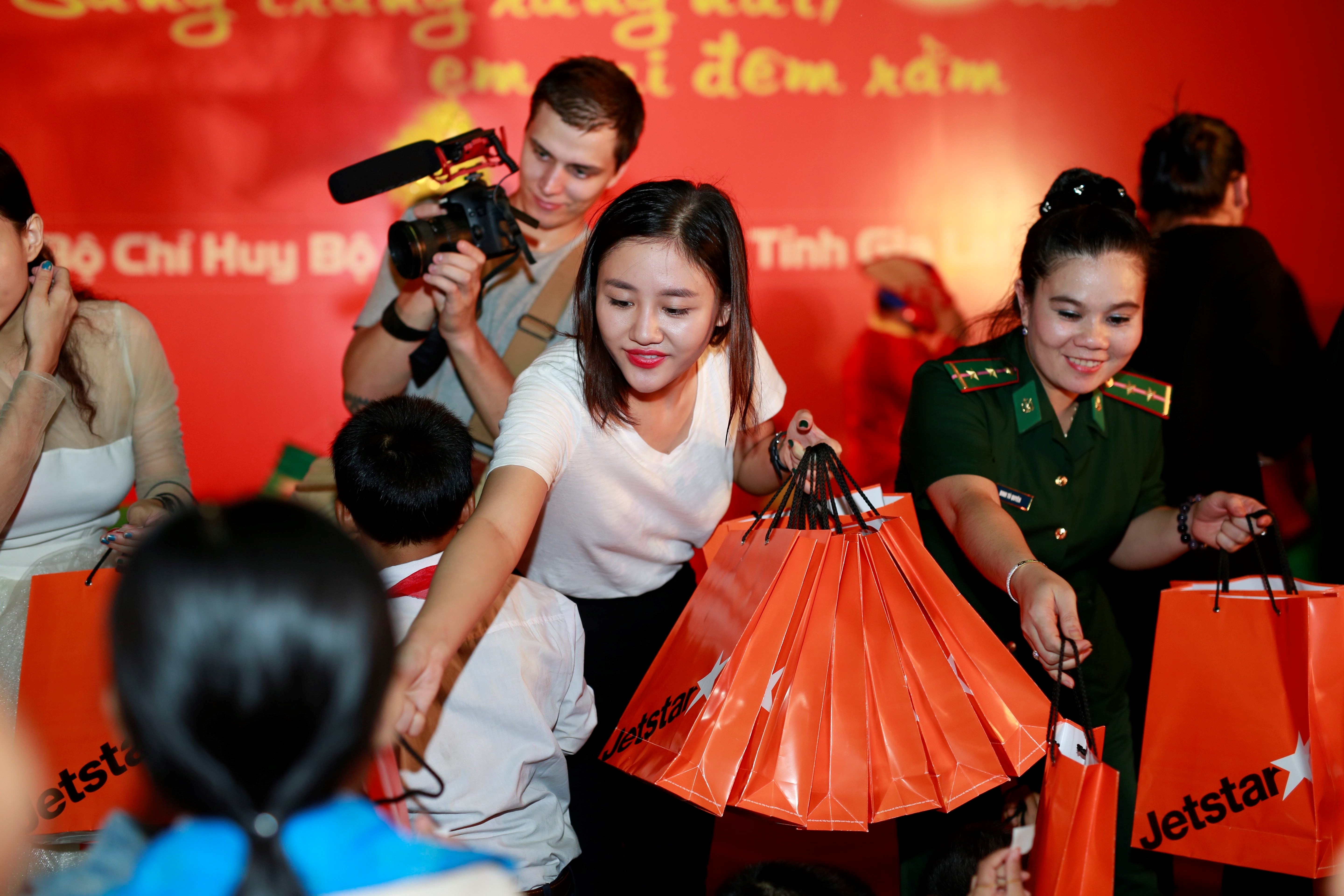 Van Mai Huong gian di tang qua trung thu cho tre em hinh anh