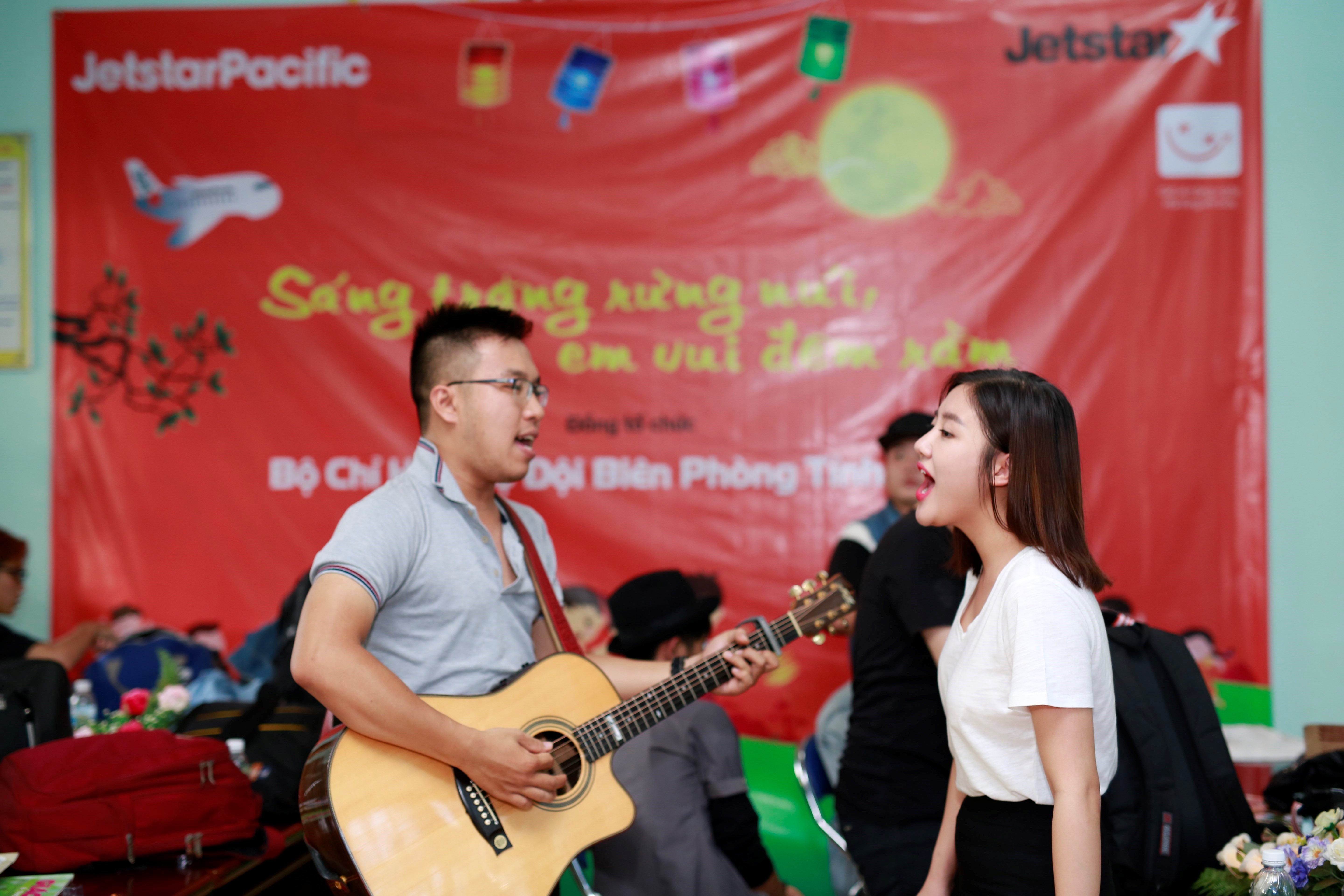 Văn Mai Hương thể hiện ca khúc Đi học với sự hỗ trợ của guitar.