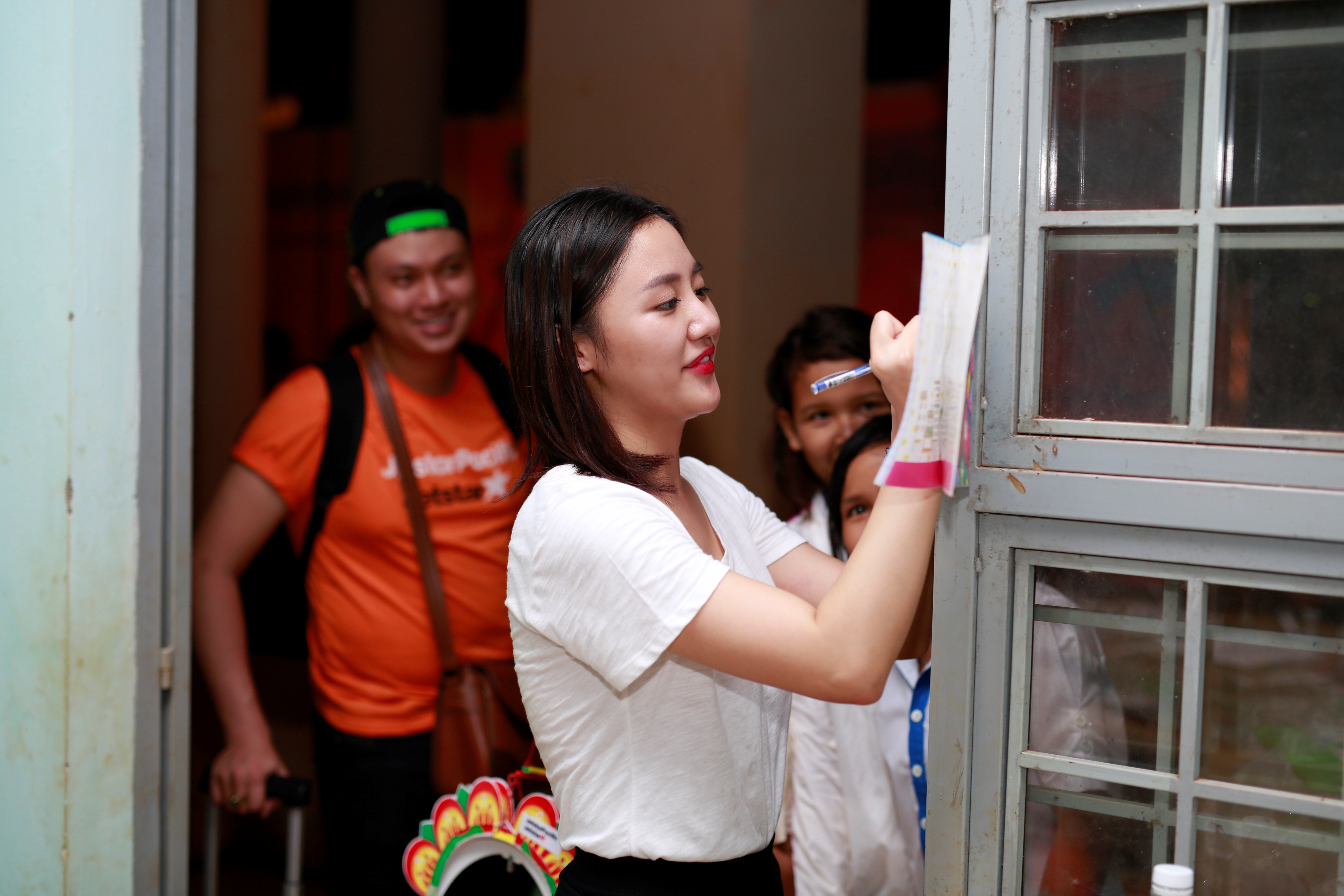 Nữ ca sĩ ký tặng…