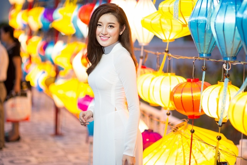 A hau Huyen My dien ao dai trang tinh khoi don trung thu hinh anh