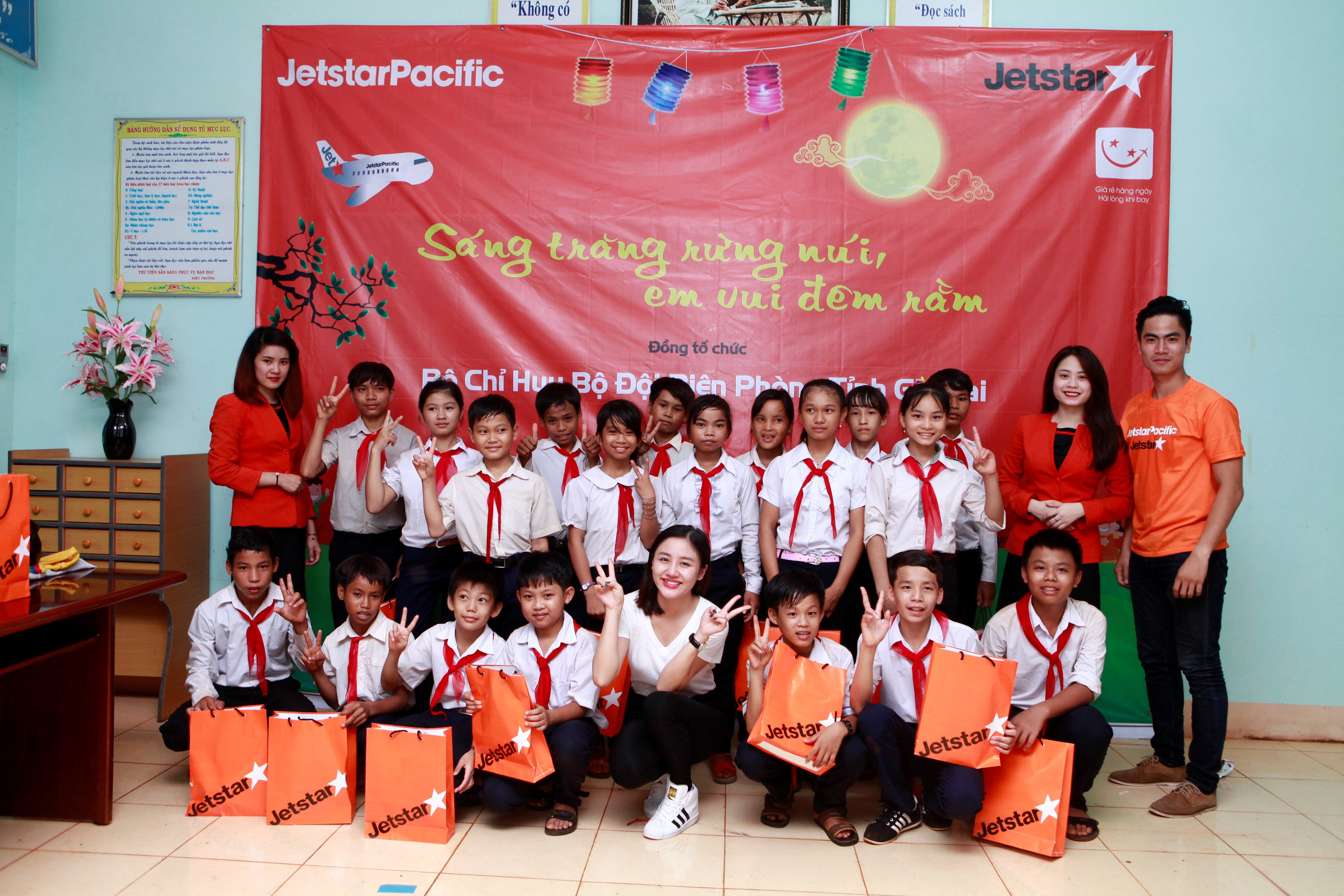 …và chụp ảnh lưu niệm cùng học sinh.