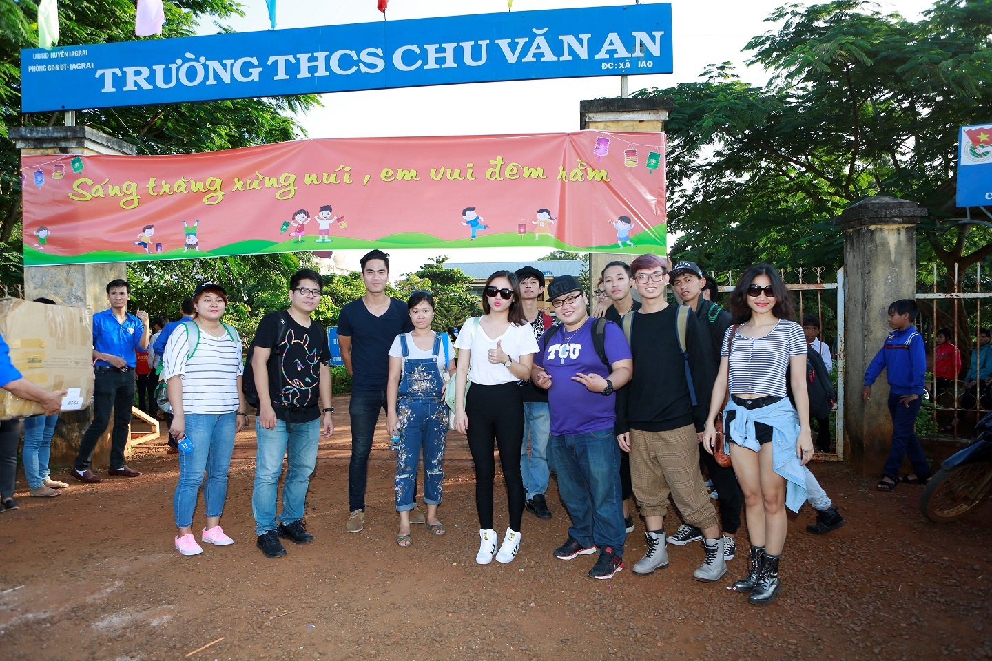 Đồng Lan (ngoài cùng bên phải) cũng có mặt trong chương trình. 