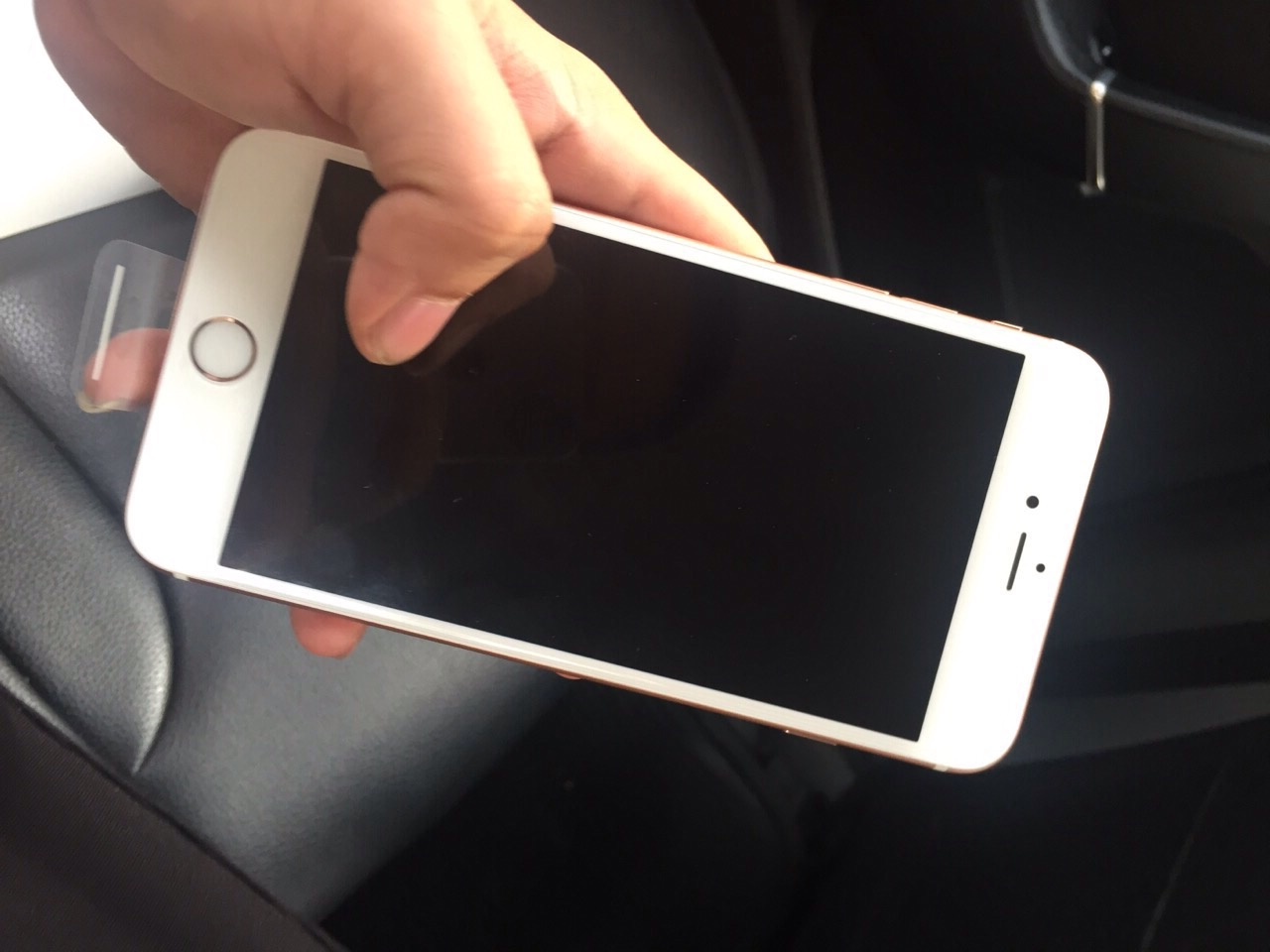 iPhone 6s plus với màn hình 5,5 inch với đúng xu hướng màn hình rộng của các smartphone hiện nay.