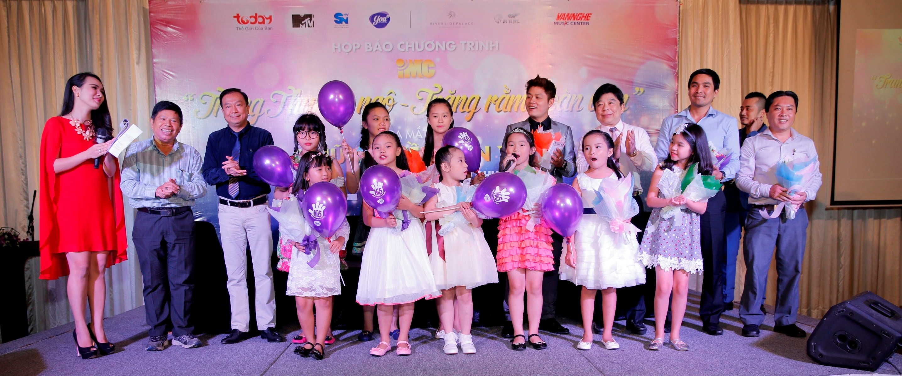 Ban tổ chức, các nghệ sĩ và các em nhỏ trog buổi họp báo giới thiệu chương trình. 