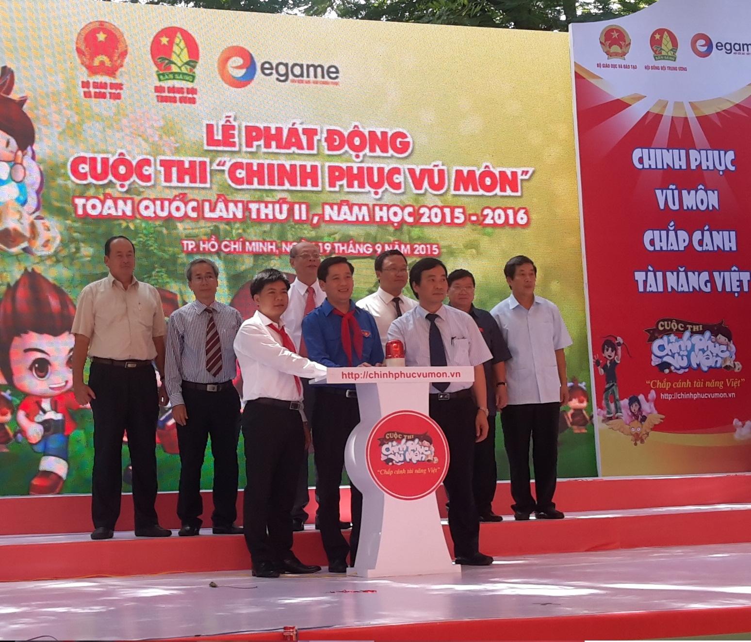 Lãnh đạo Bộ GD&ĐT, Hội đồng Đội TW và Công ty Egame bấm nút khởi động cuộc thi CPVM lần thứ II tại buổi Lễ phát động