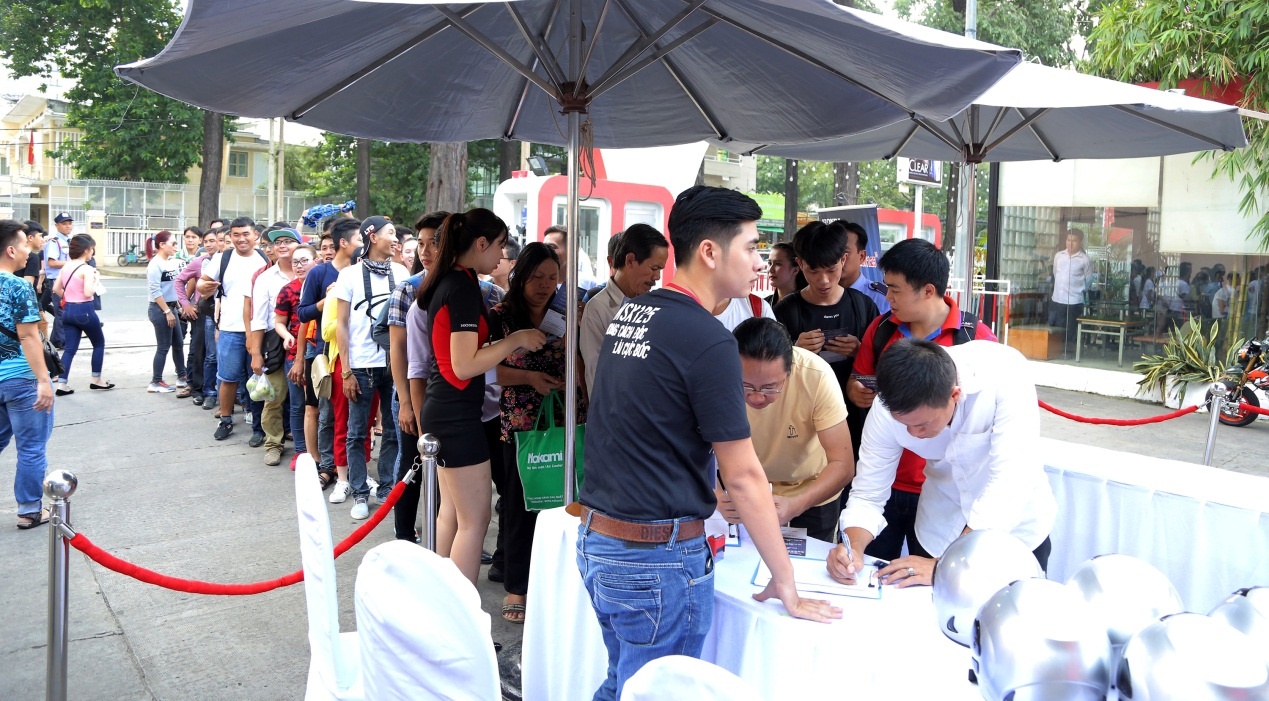 Các bạn trẻ đến ngày hội xếp hàng, check-in và nhận quà hấp dẫn.