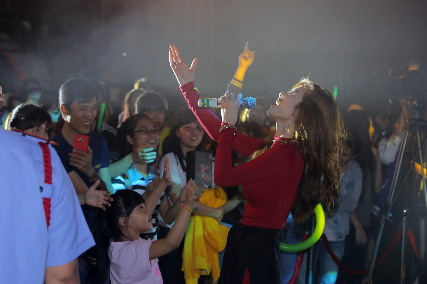 Đông Nhi khuấy động ngày hội trong phần trình diễn bản hit Vì ai, vì anh