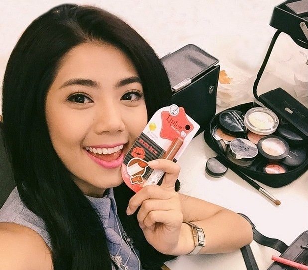 Hot girl Viet dong loat khoe son moi chuyen hong hinh anh