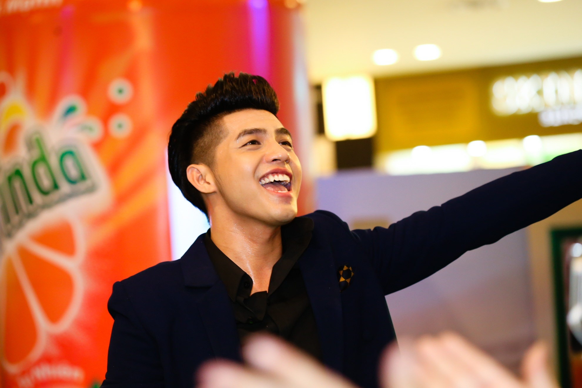 Noo Phuoc Thinh mang loat hit khuay dong san khau Sai thanh hinh anh