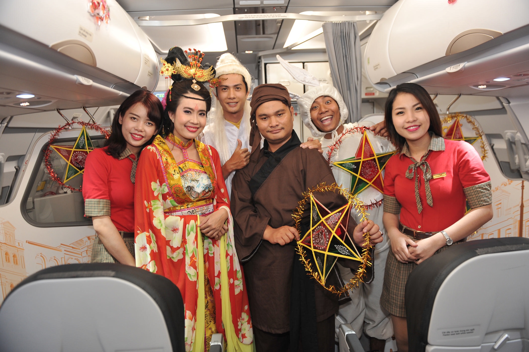 Hanh khach hao hung don trung thu tren cao cung Vietjet hinh anh