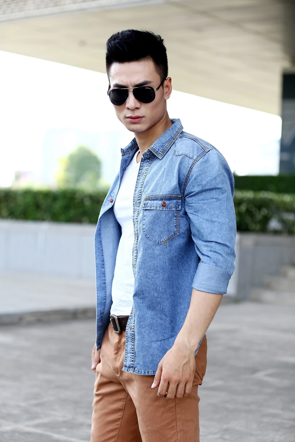 Phong trần, nam tính, mạnh mẽ - tất cả những thứ bạn cần chỉ là chiếc Sơmi Denim.
