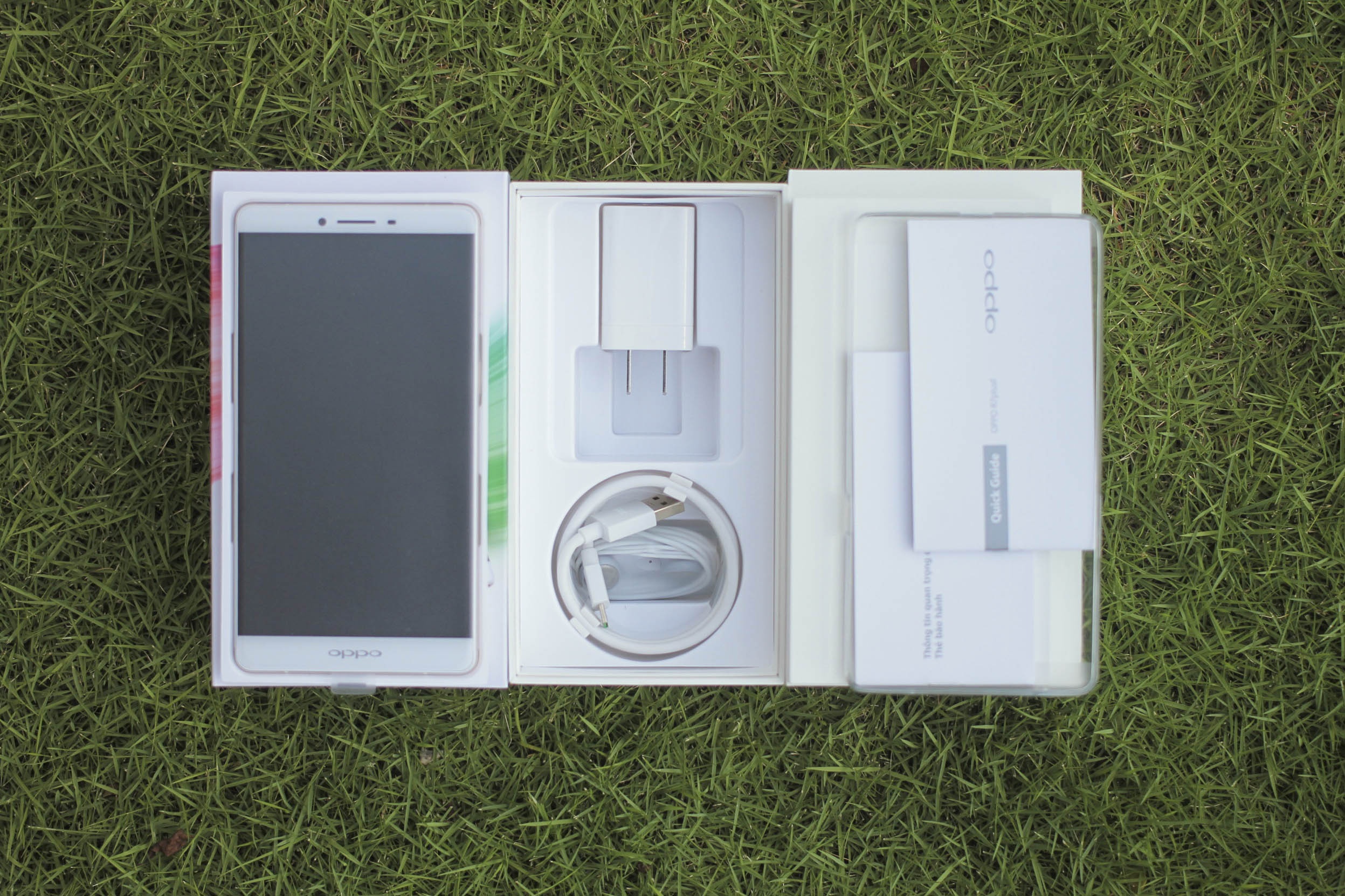 Phụ kiện đi kèm máy gồm: Củ sạc, cáp USB, tai nghe, ốp lưng, sổ bảo hành và sách hướng dẫn sử dụng.