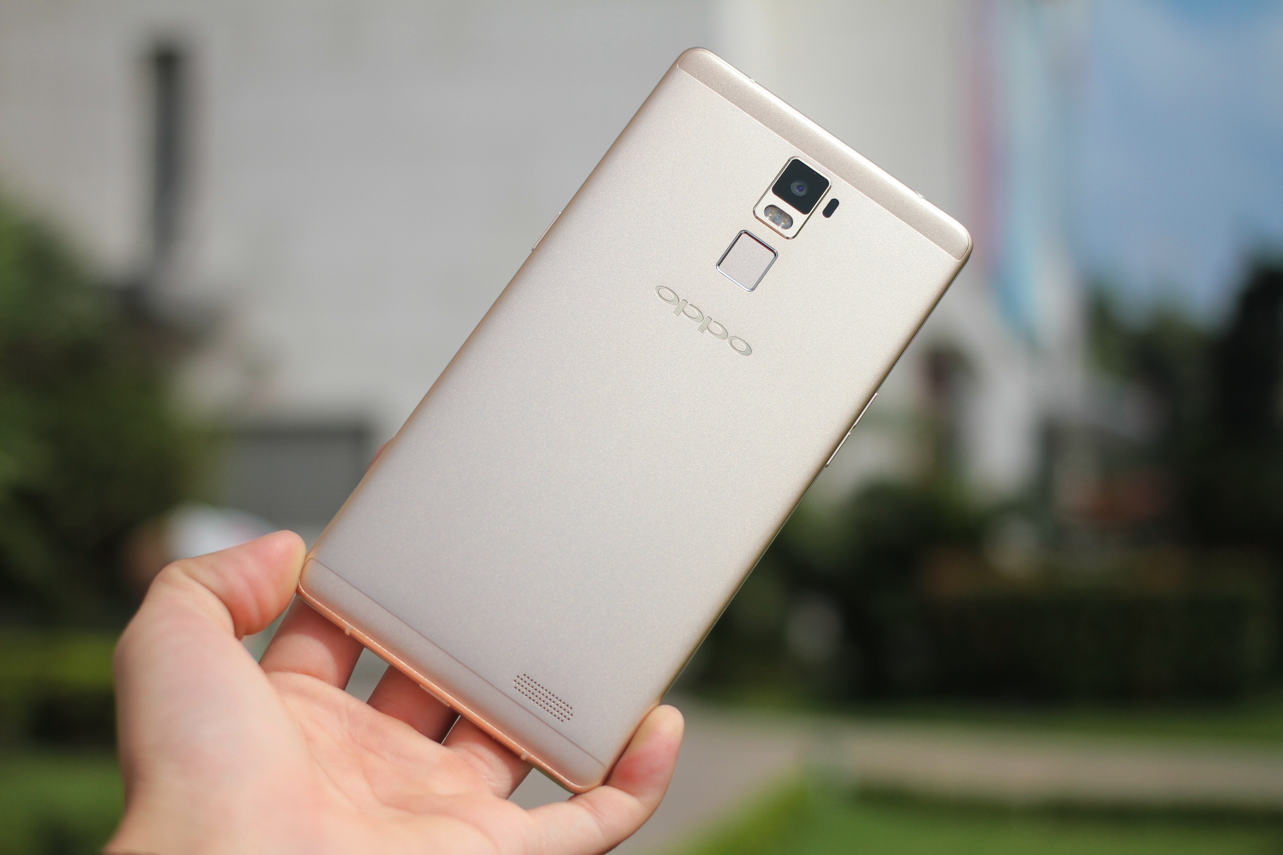 Tương tự R7, Tương tự smartphone R7 Lite đã bán ra đầu tháng 9, R7 Plus cũng được chế tác từ hợp kim magie siêu bền, 2 miếng nhựa ở cạnh trên và cạnh dưới giúp bắt sóng tốt hơn. Sản phẩm cũng được trang bị thêm công nghệ cảm biến vân tay ở mặt lưng.