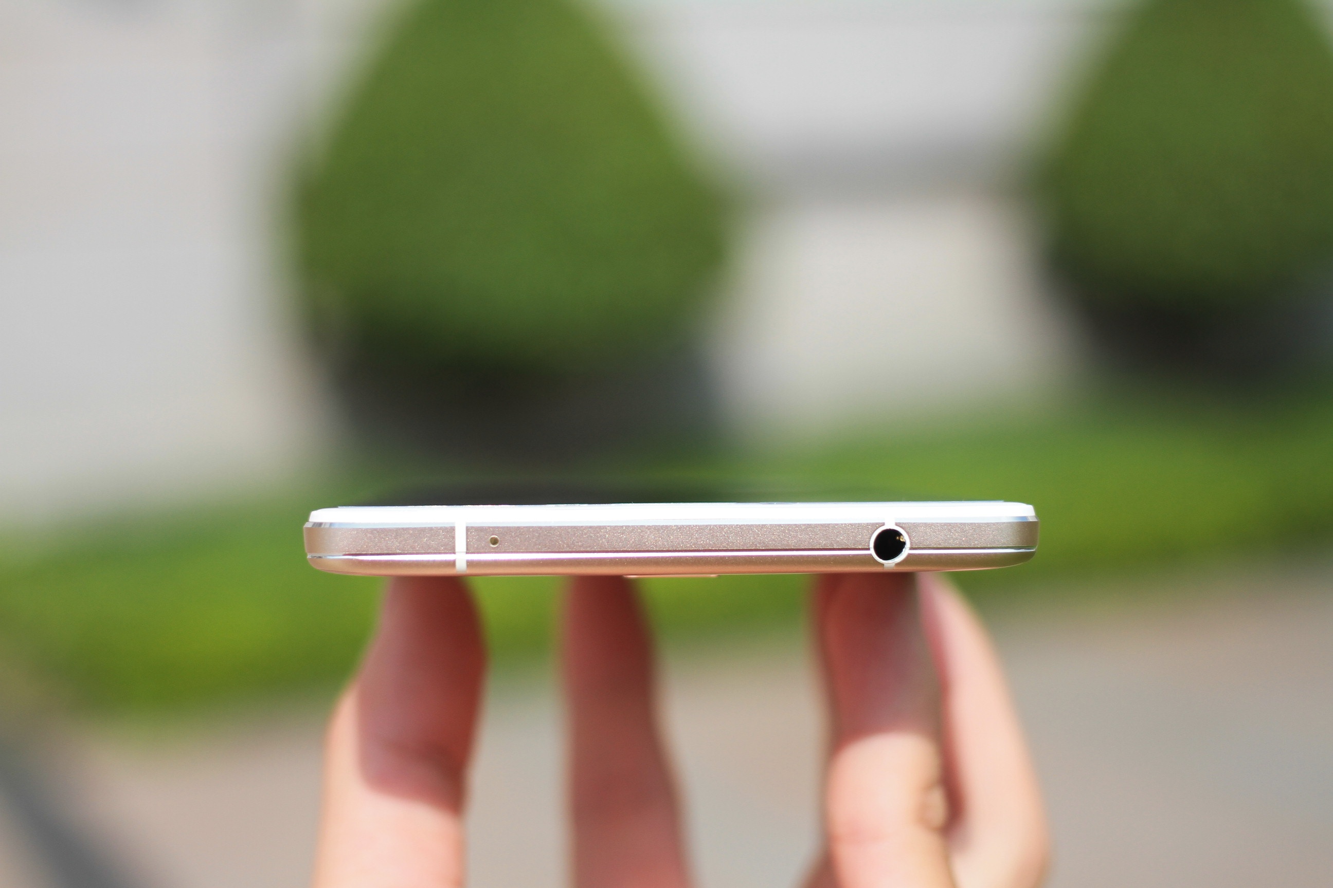 Cạnh trên là giác cắm tai nghe 3,5 mm.