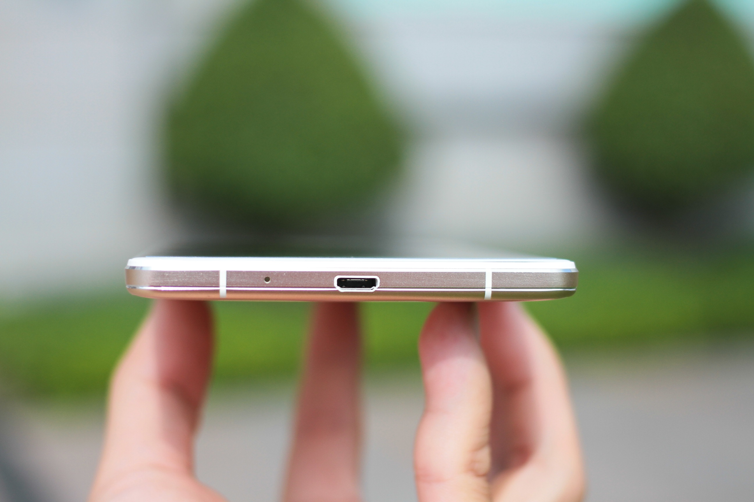 Cổng micro USB được đặt ở cạnh dưới.