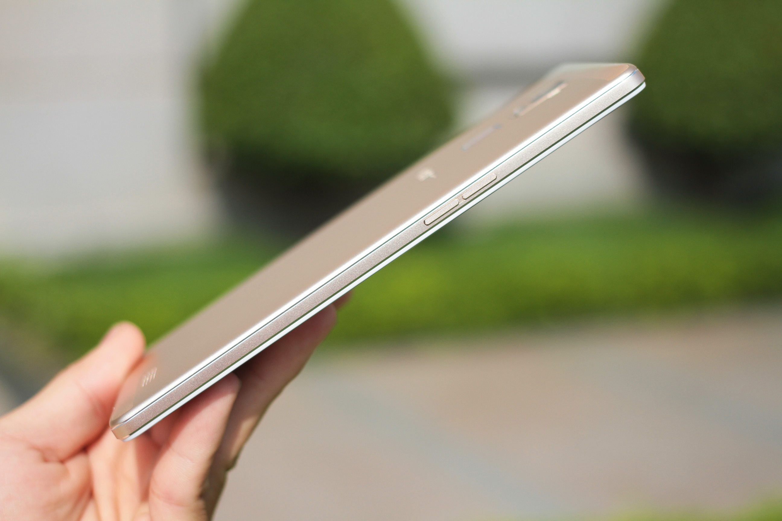 Phím tăng giảm âm lượng được dời về cạnh trái, chúng mảnh và cho độ này tốt.