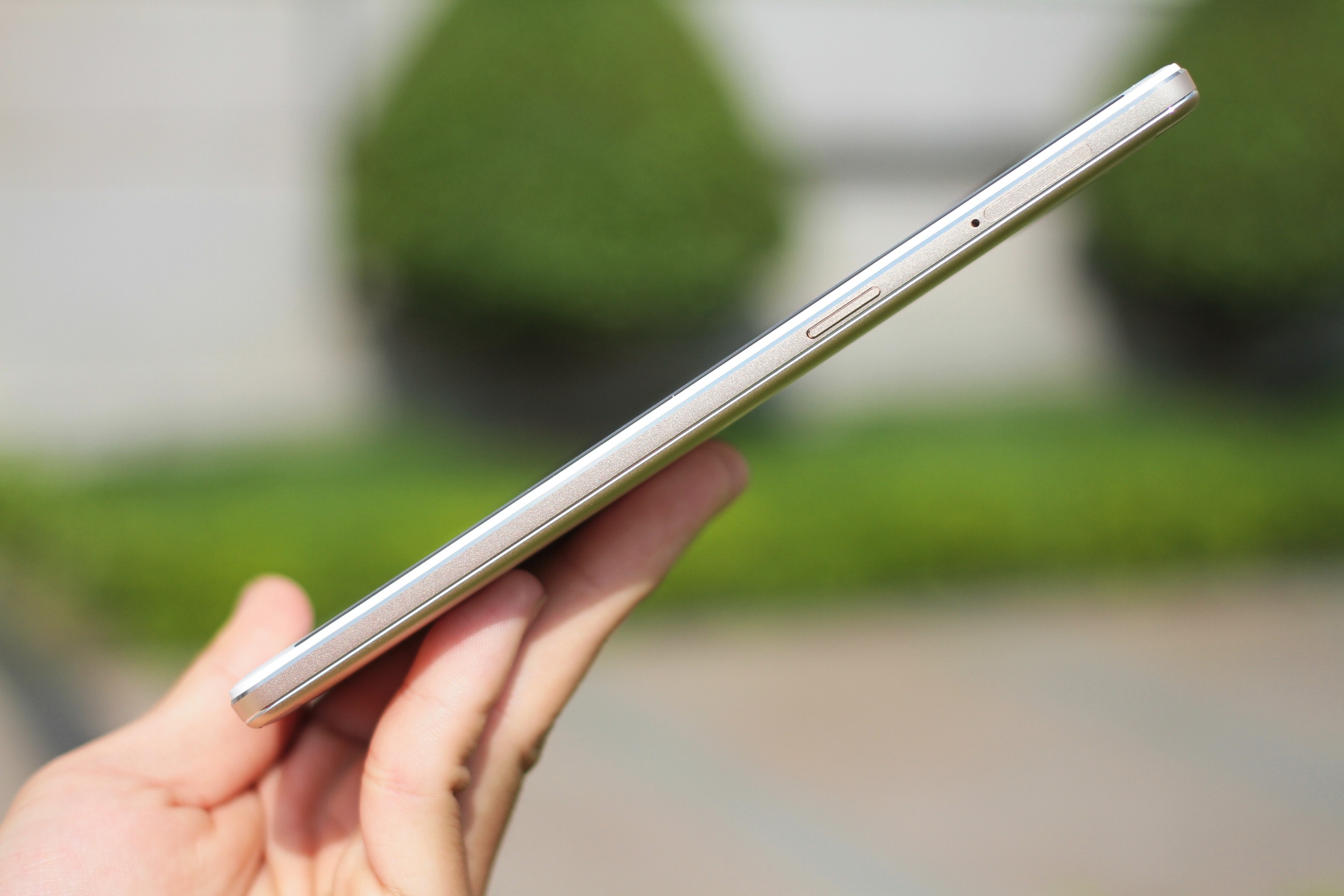 Cạnh phải là phím nguồn và khe cắm SIM. Máy dày 7.75 mm nhưng trông vẫn khá mỏng và cảm giác chắc tay, dày hơn bản tiêu chuẩn 1.2mm.