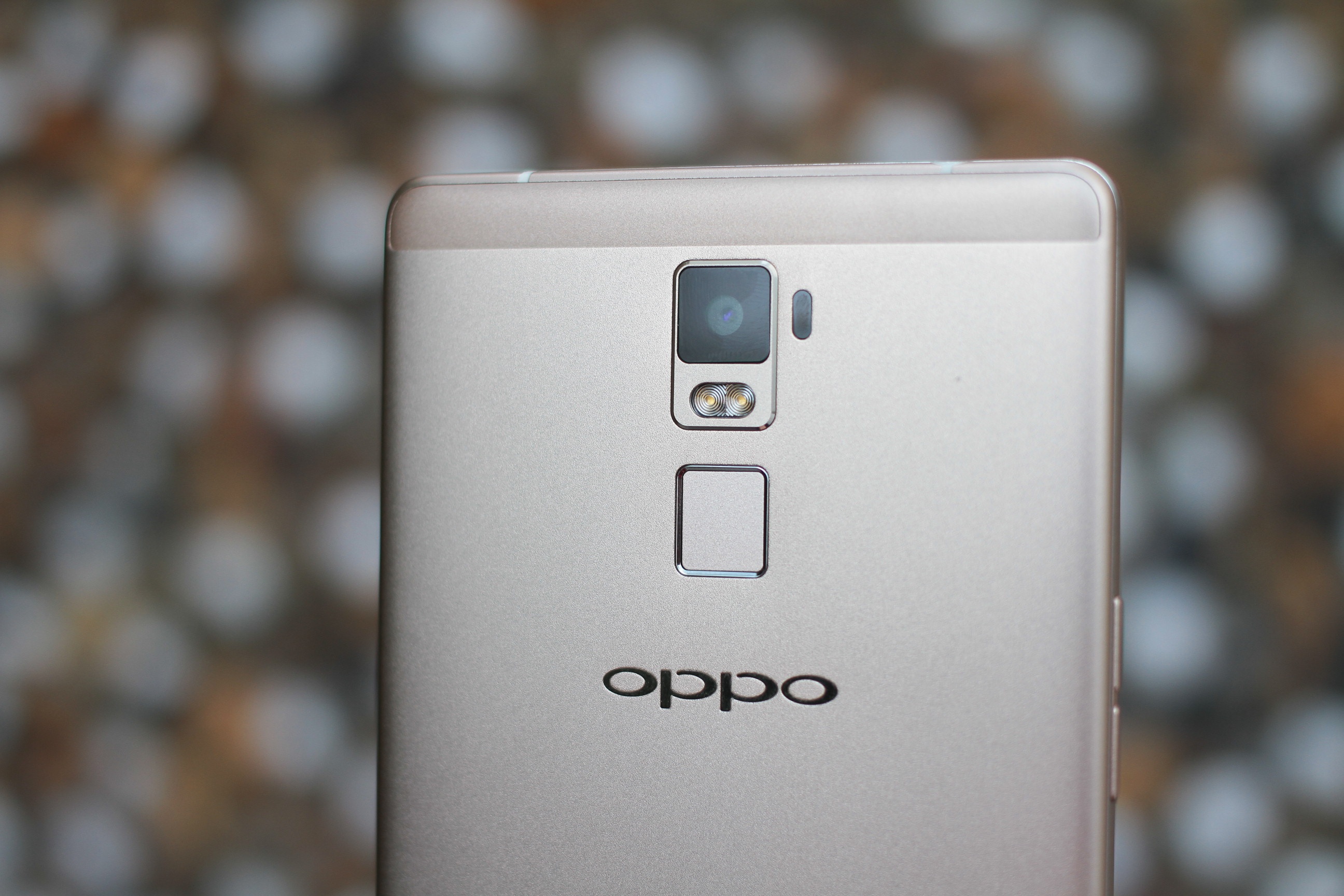 R7 Plus được trang bị camera chính 13 megapixel, công nghệ ISOCELL với khả năng thu sáng tốt hơn của Samsung. Camera trước 8 megalixel hỗ trợ chụp hình selfie với góc vàng 84 độ và khả năng chụp trong đêm.