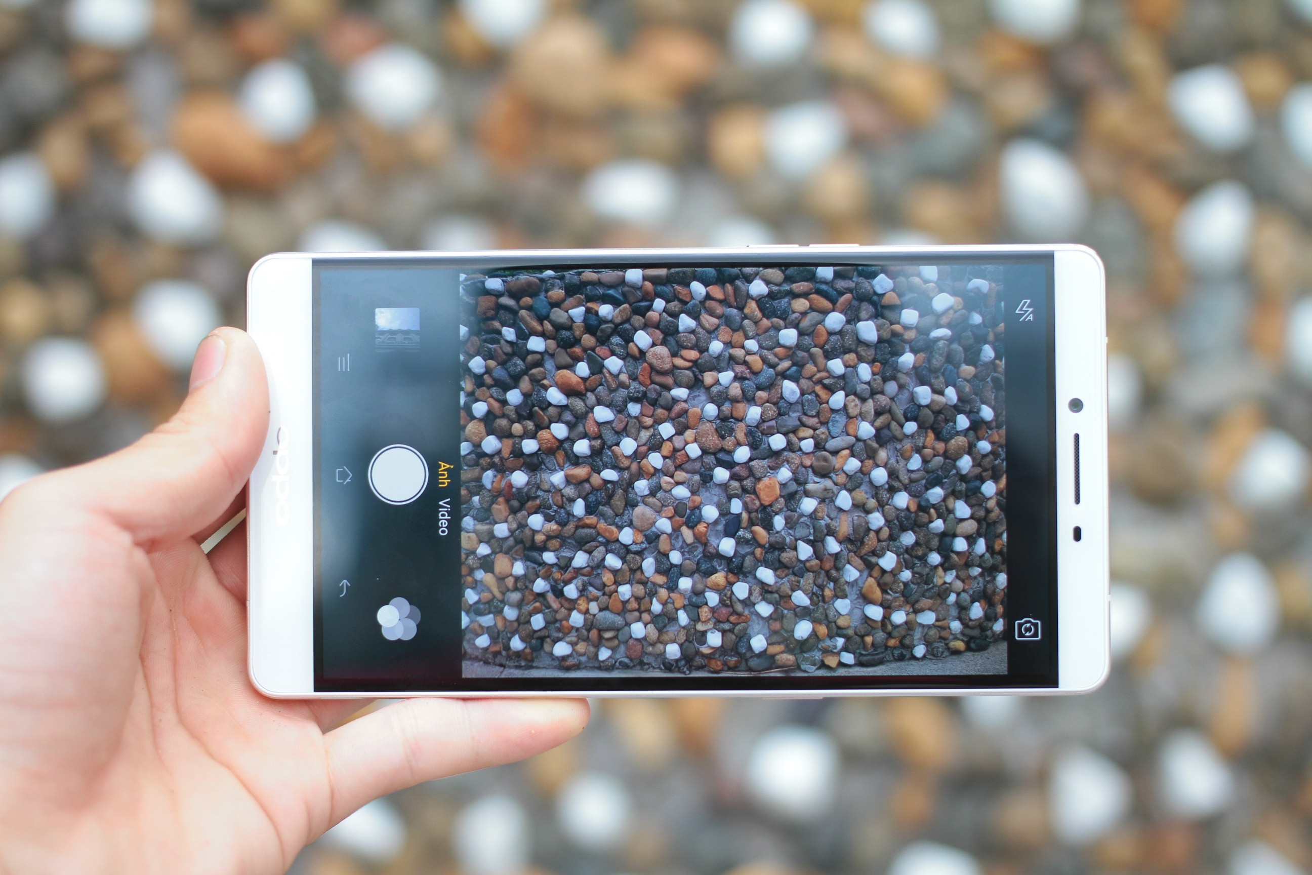 Máy ảnh trên R7 Plus cho tốc độ bắt nét nhanh, hình ảnh sắc nét, màu sắc trung thực.