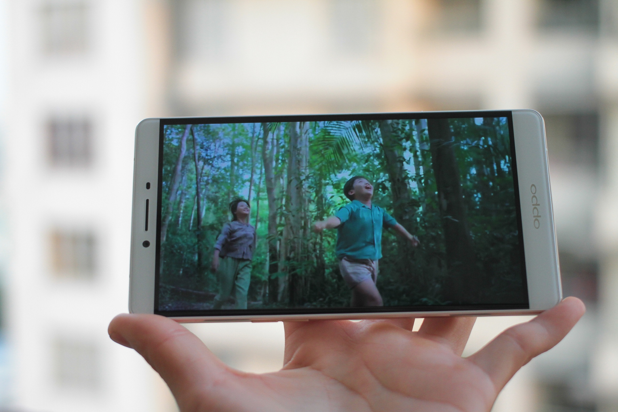 Màn hình của R7 Plus cũng được màn cong 2.5D tương tự bộ đôi iPhone 6 của Apple. Viền màn hình siêu mỏng, góc nhìn rộng đem lại những trải nghiệm rất tốt về thị giác. 