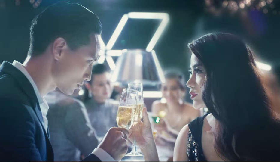 Trương Ngọc Ánh và Kim Ký chạm mắt nhau say đắm.