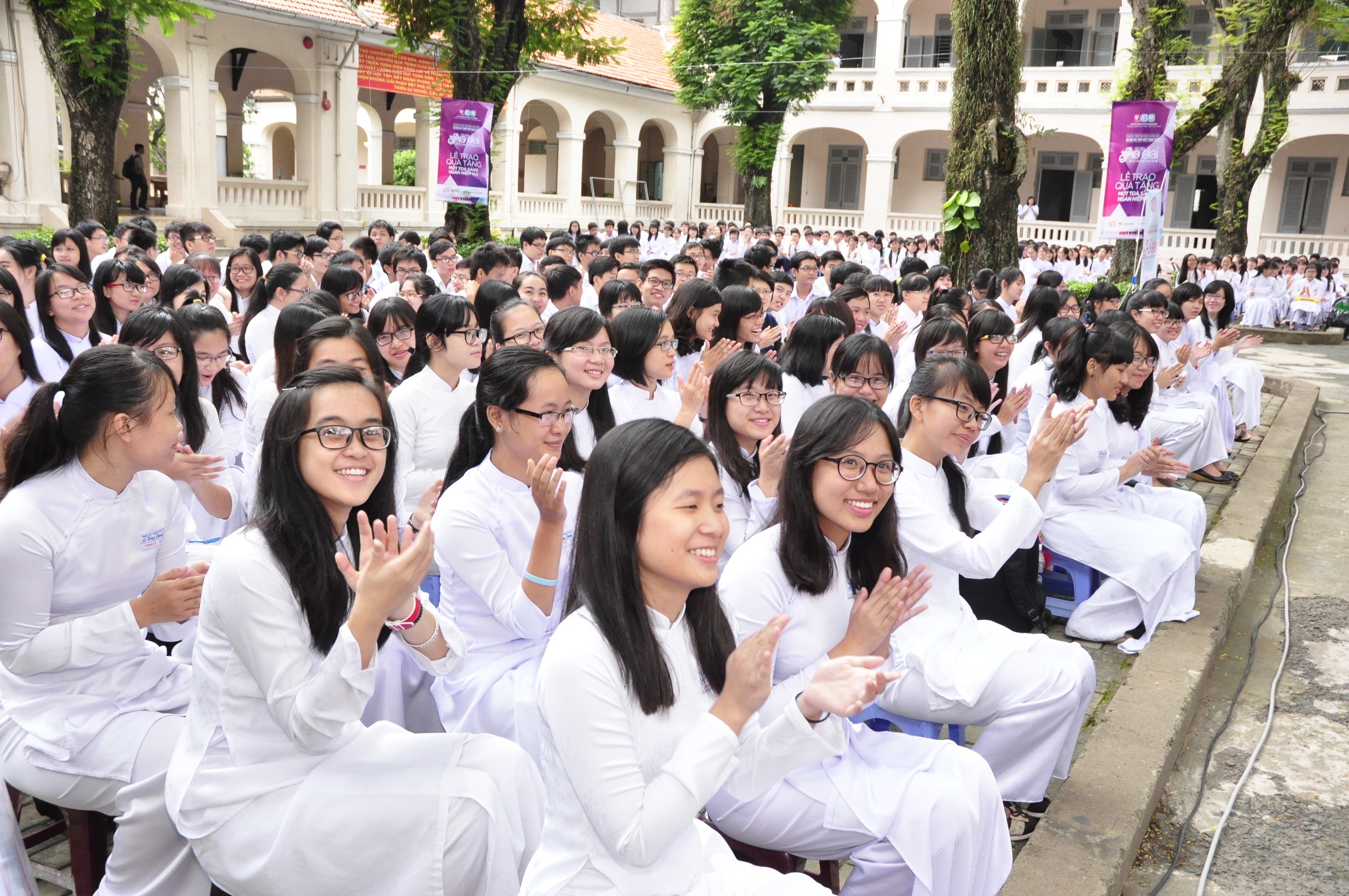 Thai Tuan tang ao dai cho nu sinh THPT Le Hong Phong TP HCM hinh anh