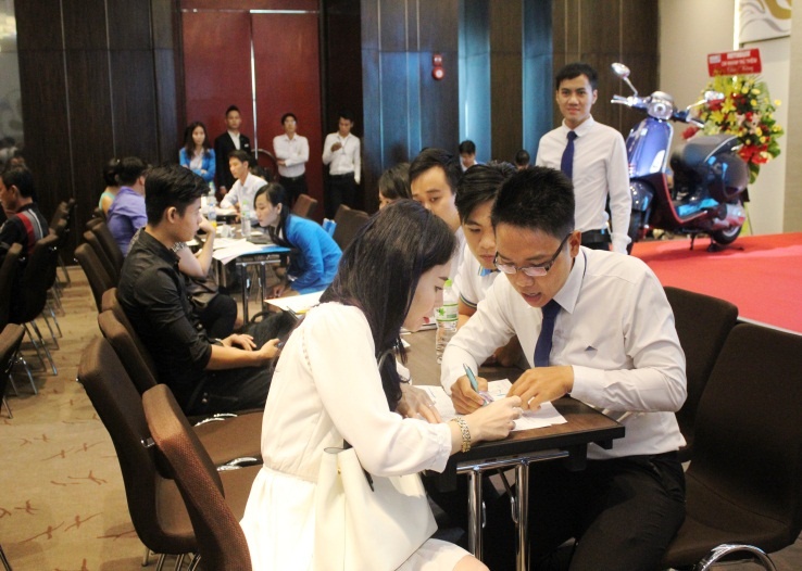 Nhân viên đang tư vấn khách hàng chọn lựa căn hộ và phương thức thanh toán phù hợp.