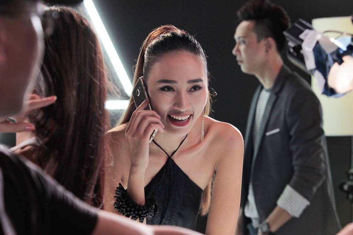 Trang Khiếu bị thuyết phục bởi các hiển thị màu sắc màn hình cạnh của tính năng People Edge.