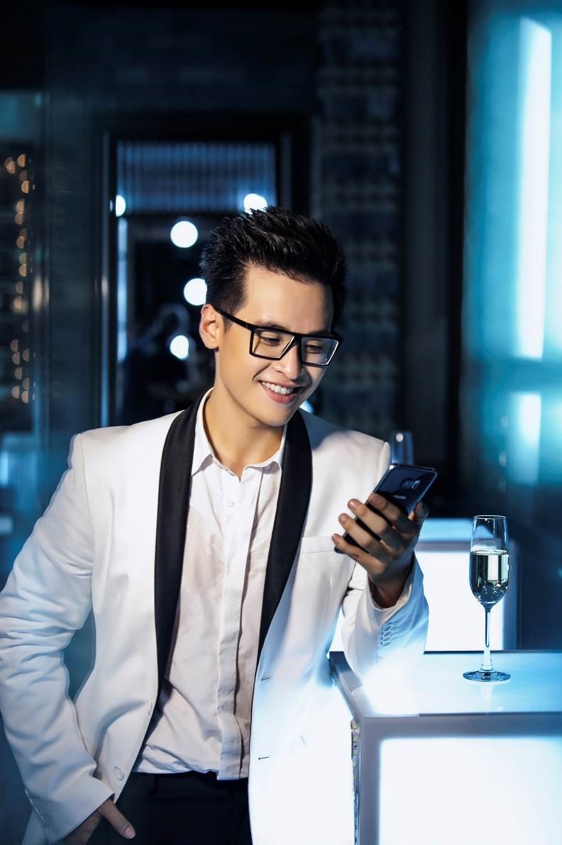 Hà Anh Tuấn không giấu vẻ thích thú với mẫu smartphone ưu việt và thời trang.
