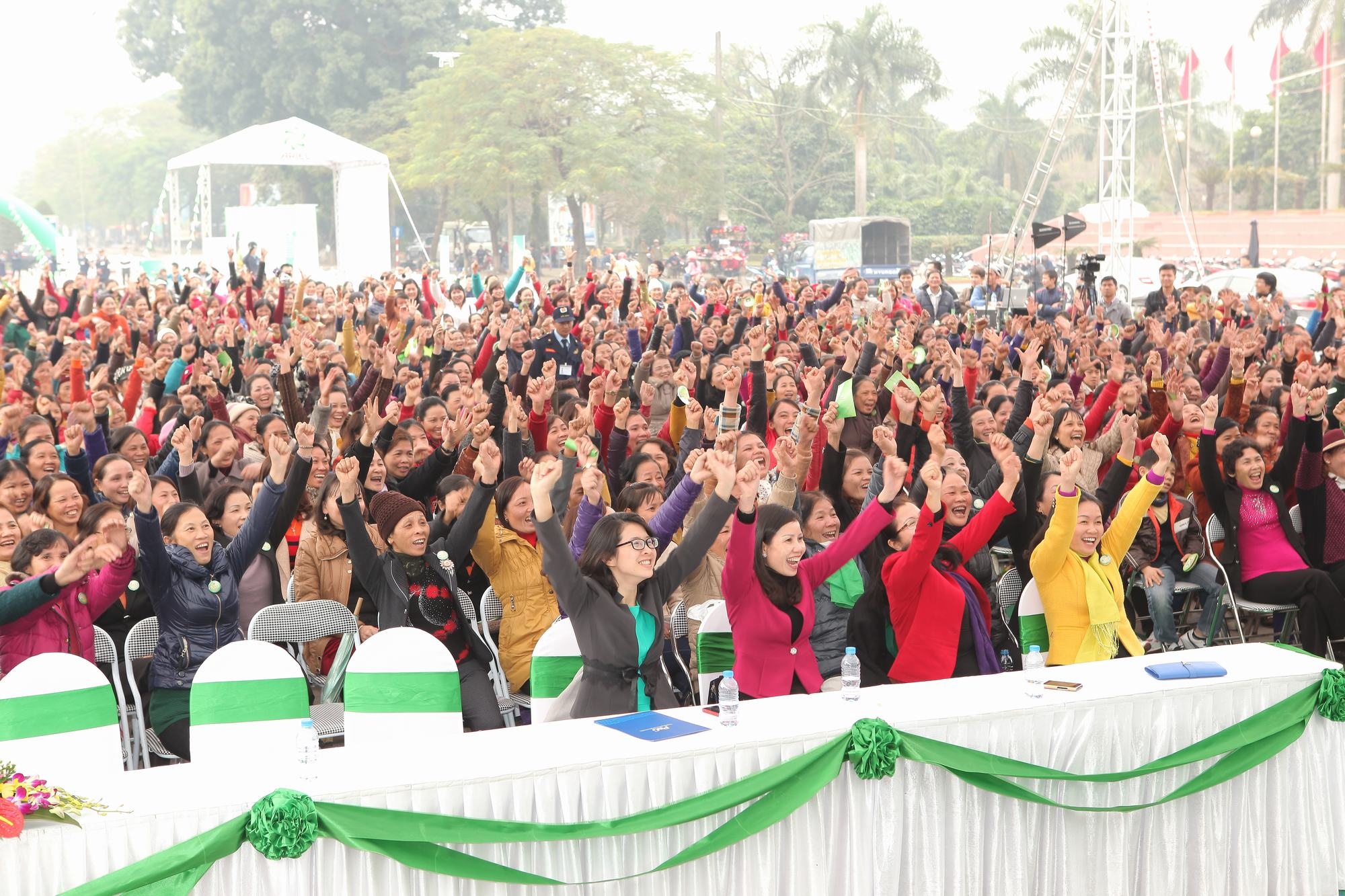 Tiến bước cùng chị em phụ nữ bên ngoài giúp những người vợ trẻ có thêm kiến thức chăm sóc gia đình tốt hơn.