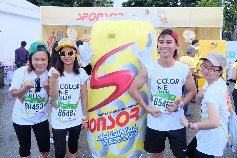 Selfie nhan qua hap dan tu Sponsor tai 'Color me run' hinh anh