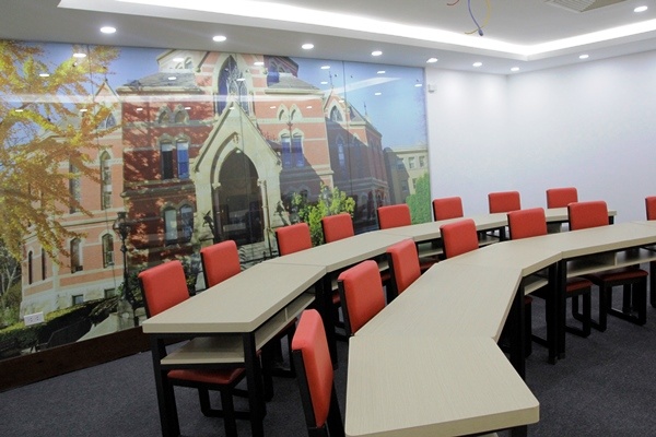 Trung tâm còn có các phòng học mang tên những trường đại học nổi tiếng trên thế giới như Yale, Princeton, Columbia...