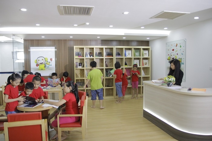 Thư viện sở hữu hơn 500 đầu sách và hệ thống máy tính kết nối Internet, cài đặt phần mềm E-learning cho phép học viên luyện tập online trước giờ học và làm bài tập về nhà.