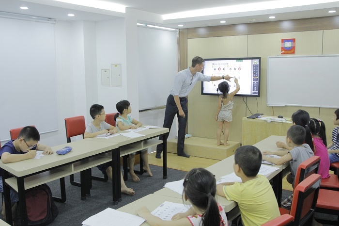 Trung tâm có hệ thống tivi cảm ứng tích hợp toàn bộ giáo trình điện tử, giao diện thân thiện, dễ sử dụng và tạo hứng thú trong việc học tập.